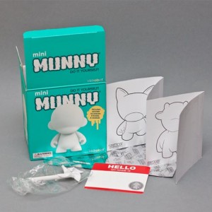 Eine Verpackung mit Zubehör eines "Kidrobot" "Munnys"